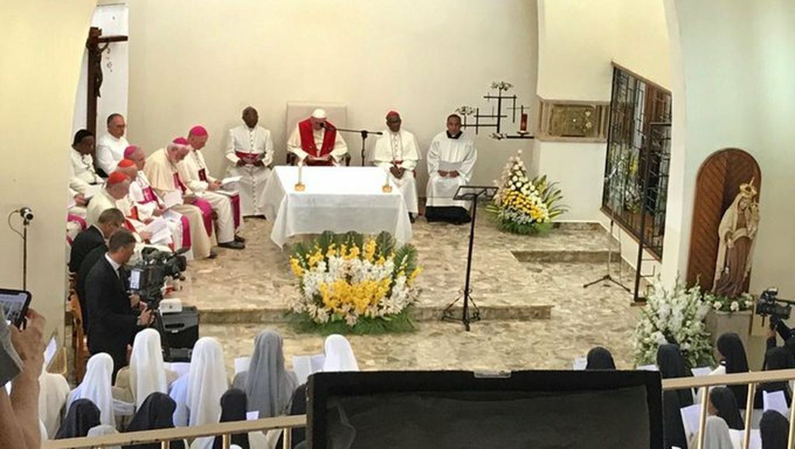 Francisco, con las carmelitas