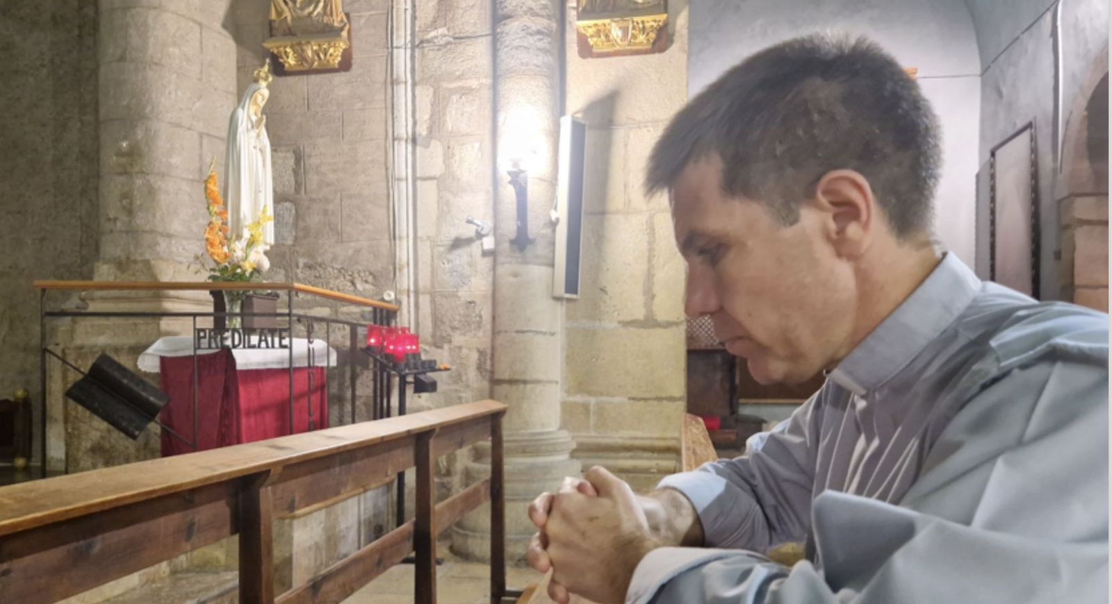 Josep Lluís Serrano, rezando en la iglesia de Tivissa