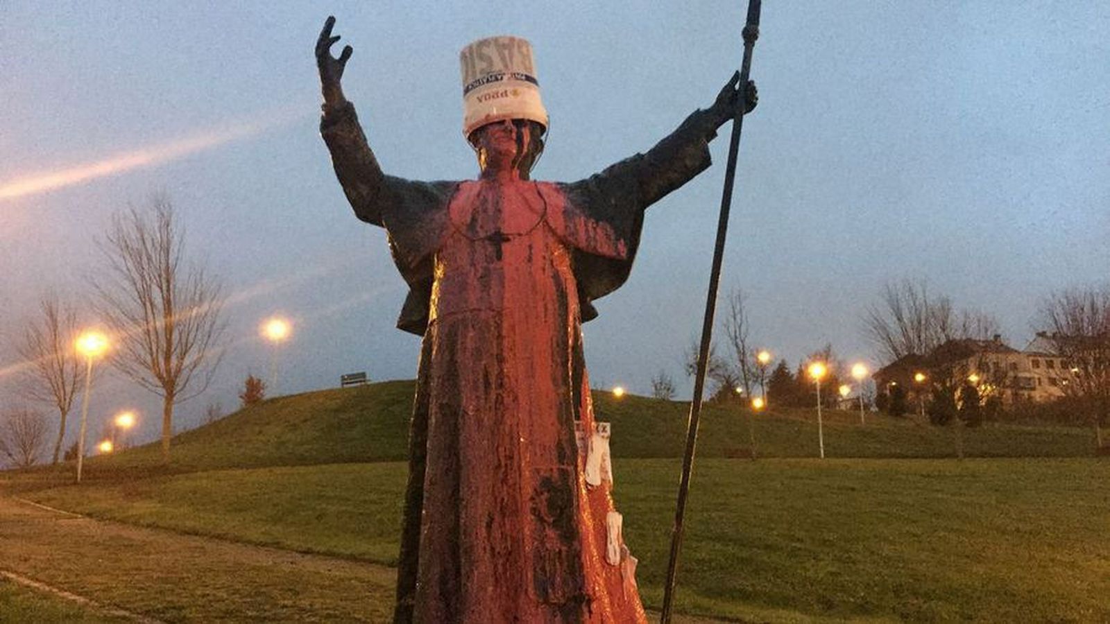 La estatua del Papa Benedicto XVI en el parque de As Cancelas, vandalizada
