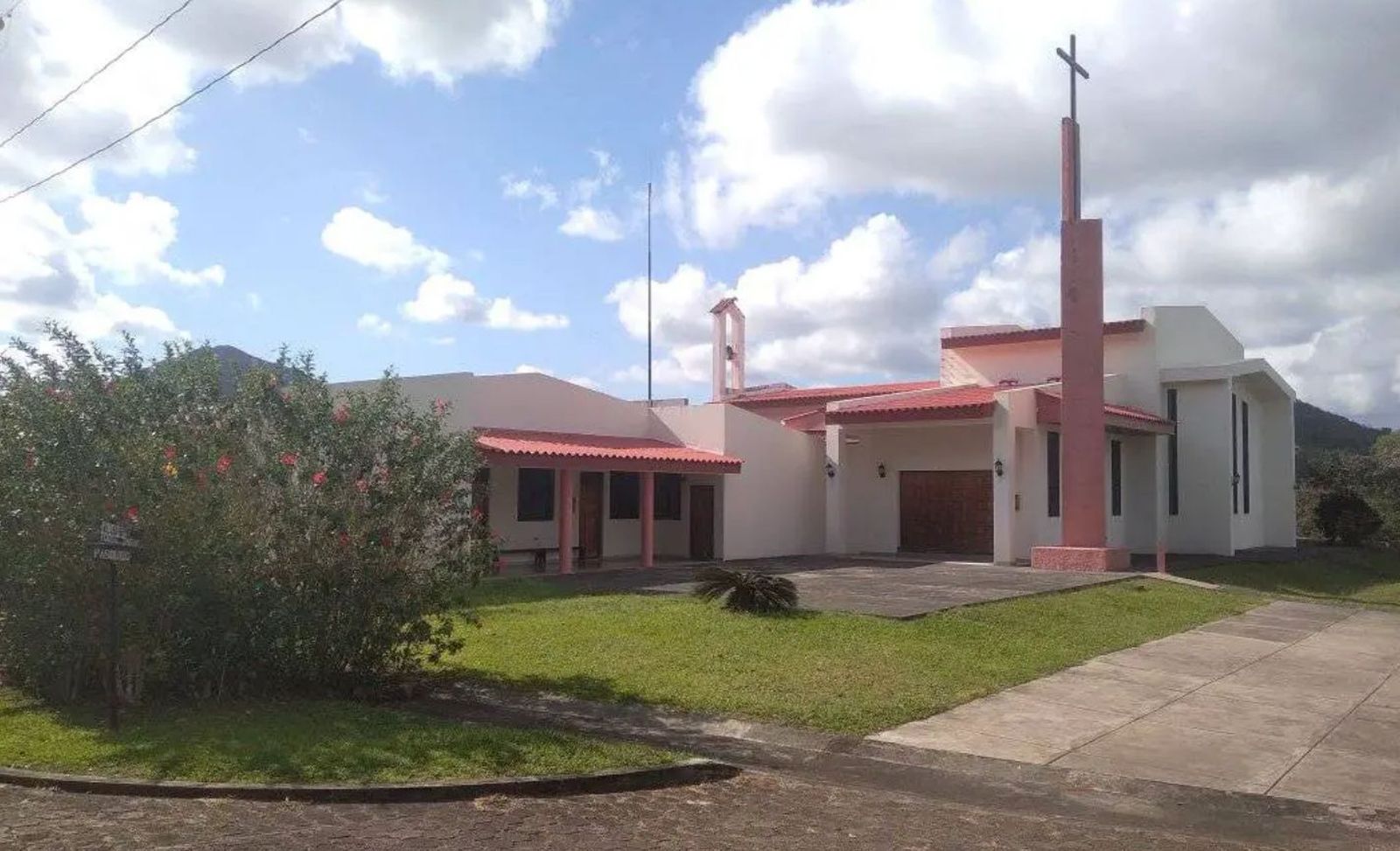 Fachada del monasterio confiscado