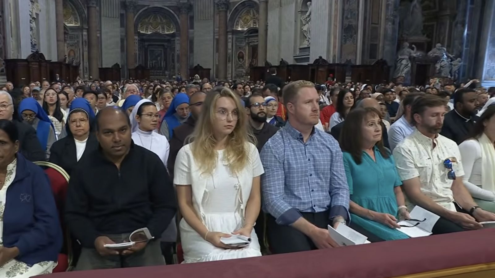 Fieles en la misa de Pentecostés, en la basílica de San Pedro