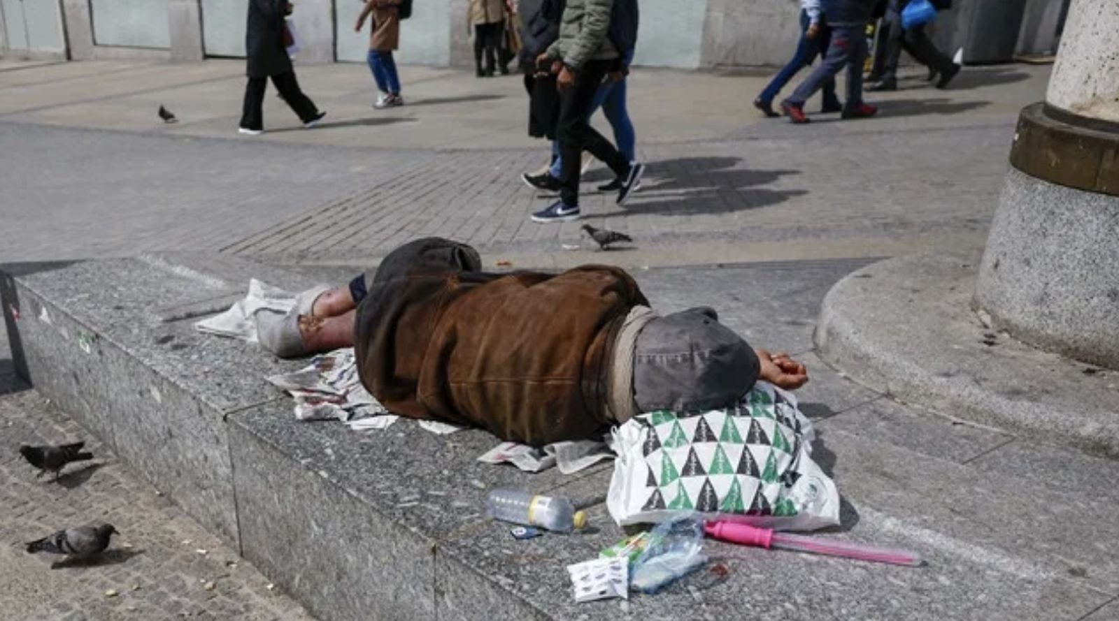 Un sintecho en la Puerta del Sol