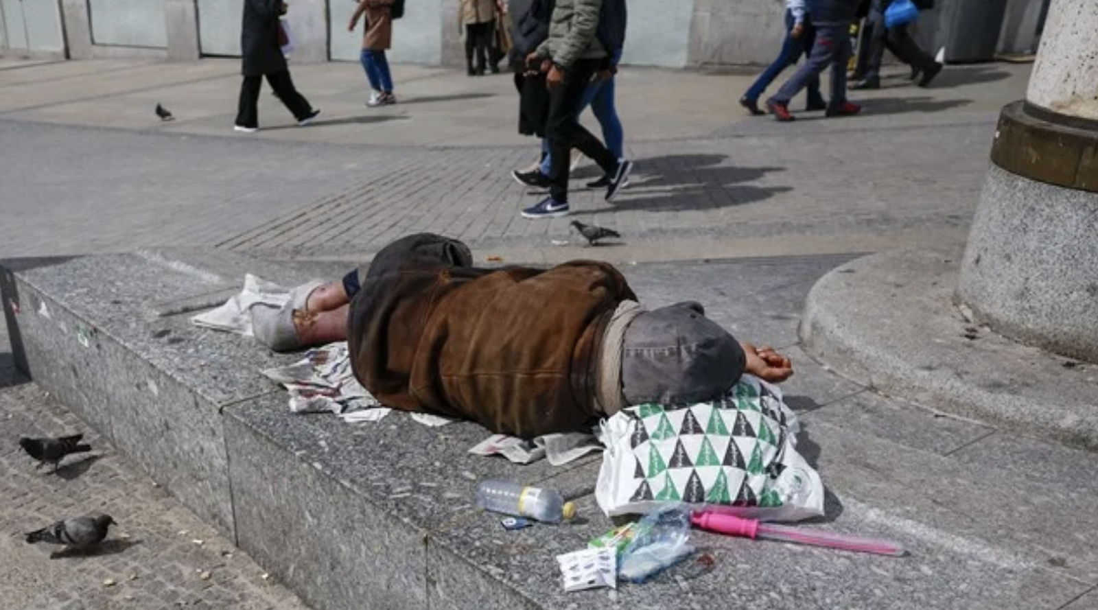 Un sintecho en la Puerta del Sol