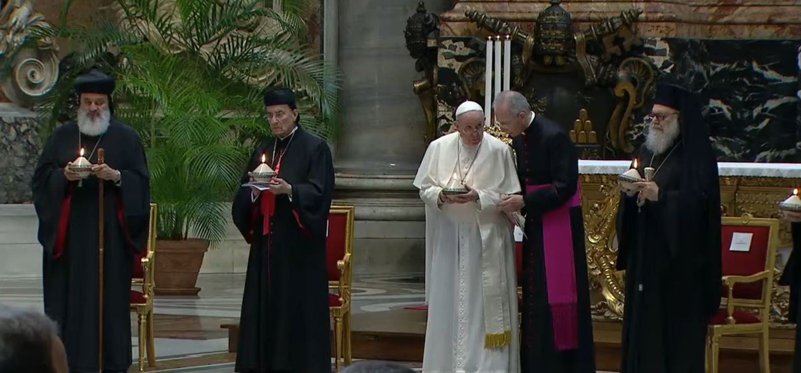 Papa y patriarcas, con las velas