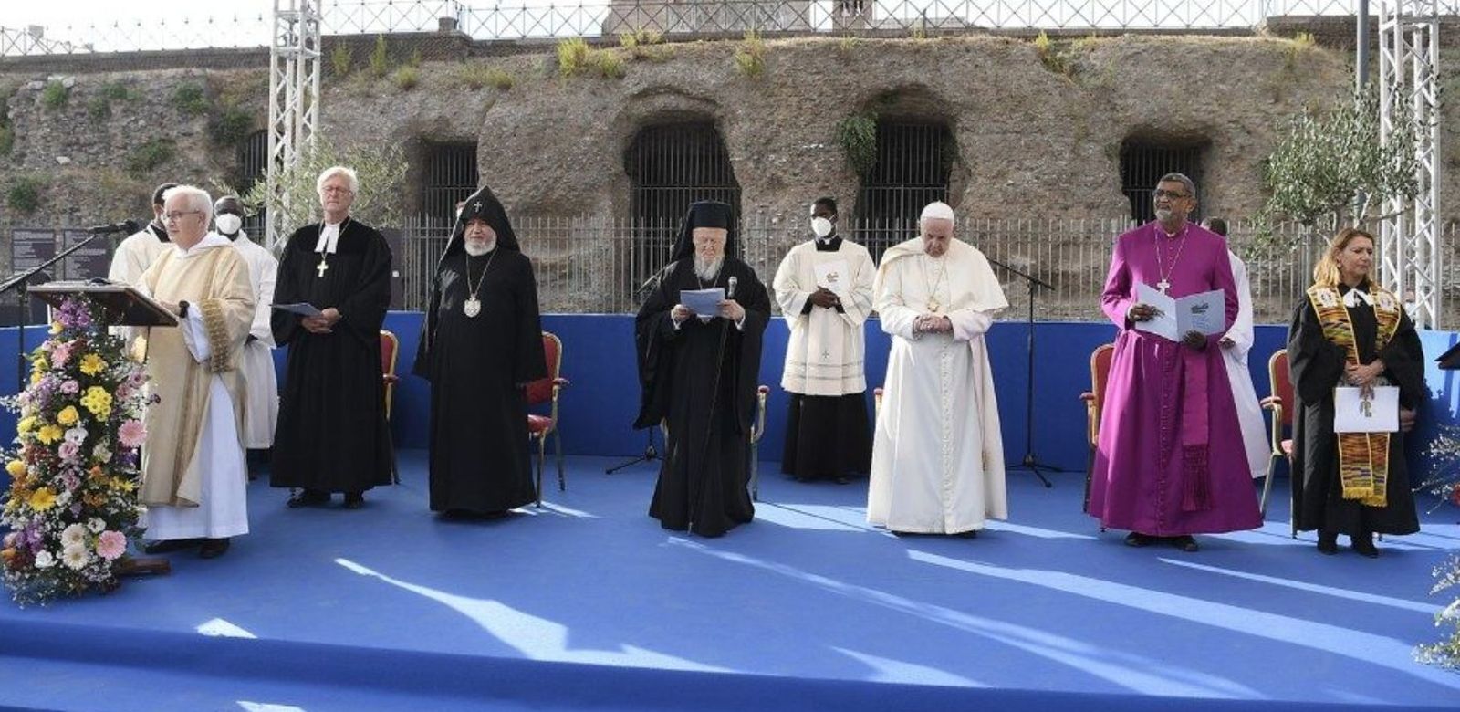 Oración de los líderes religiosos por la paz ante el Coliseo