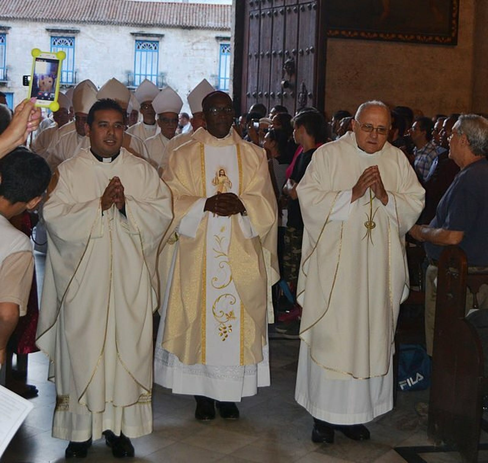 Monseñor Silvano entra en la catedral