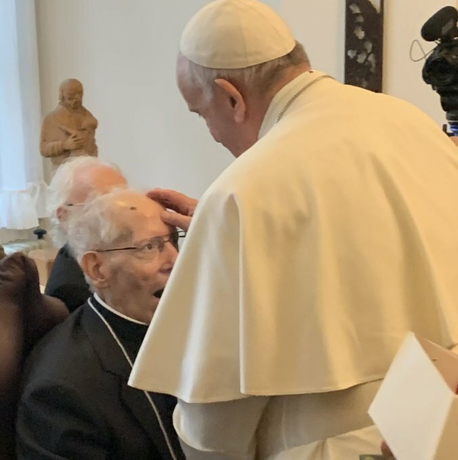 El Papa bendice a Adolfo Nicolás, sj. en Japón