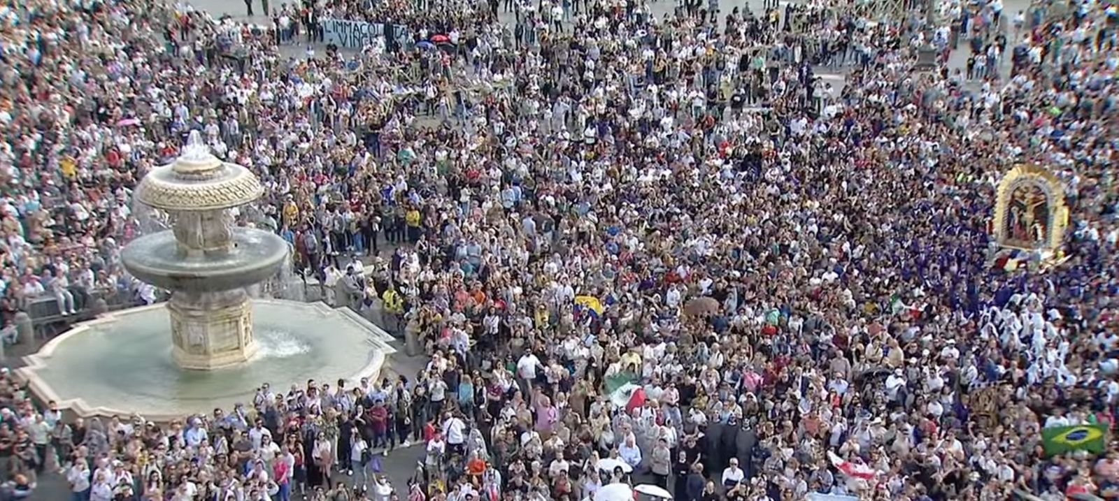Decenas de miles de fieles abarrotaron la plaza de San Pedro