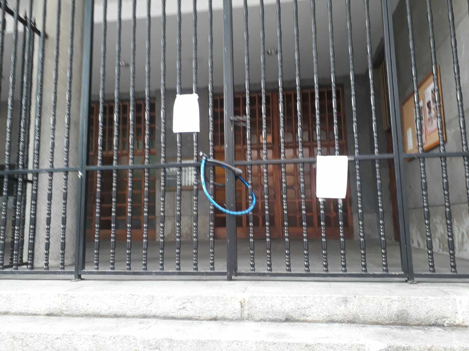 El candado colocado por los fieles en la parroquia de la Sagrada Familia de Donostia