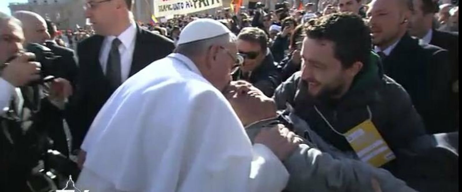 El Papa besa a un discapacitado