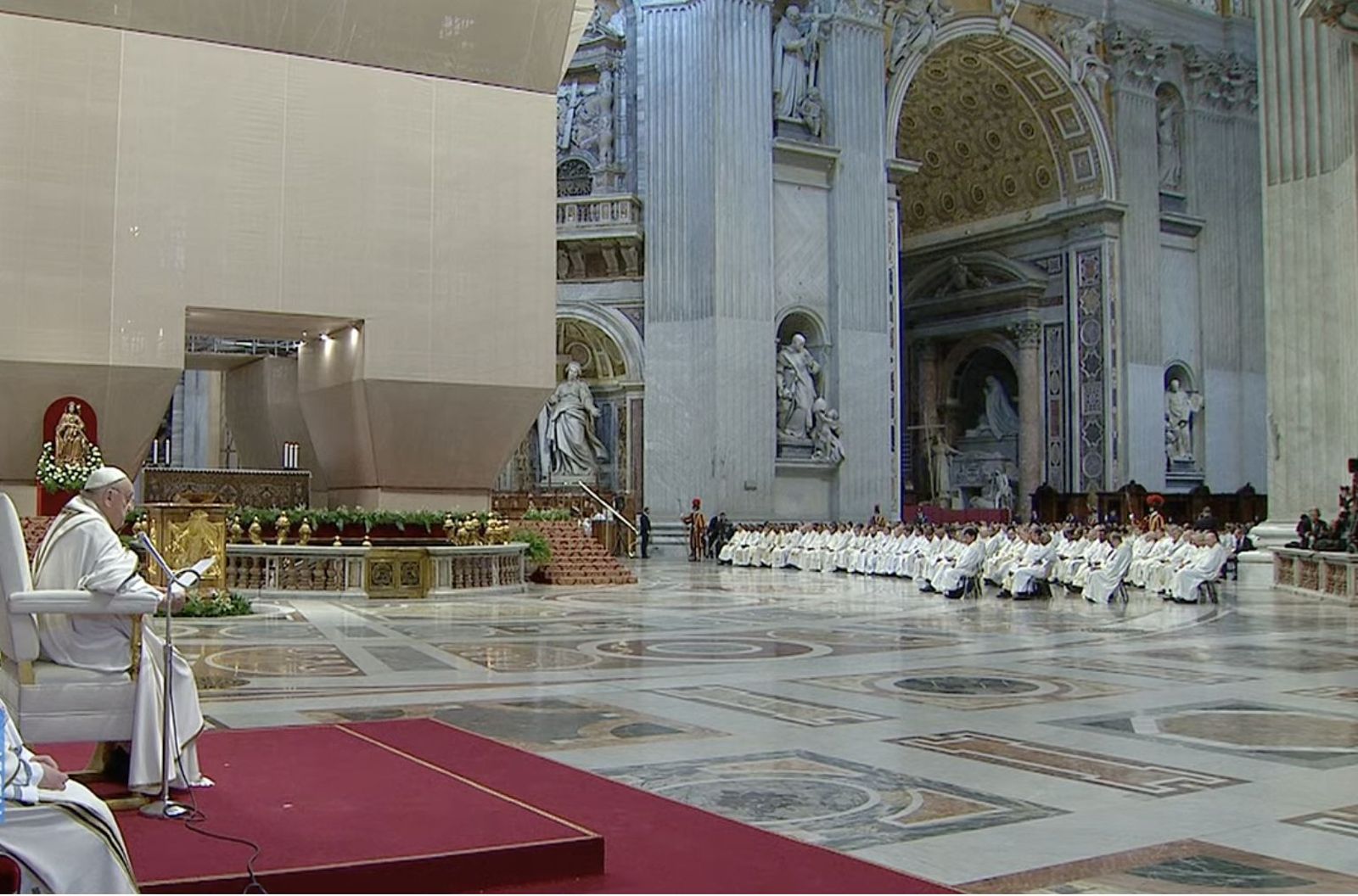 El Papa, ante los sacerdotes en la misa crismal
