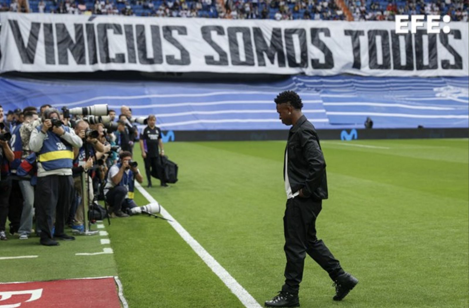 Pancarta de apoyo a Vinicius en el Bernabéu