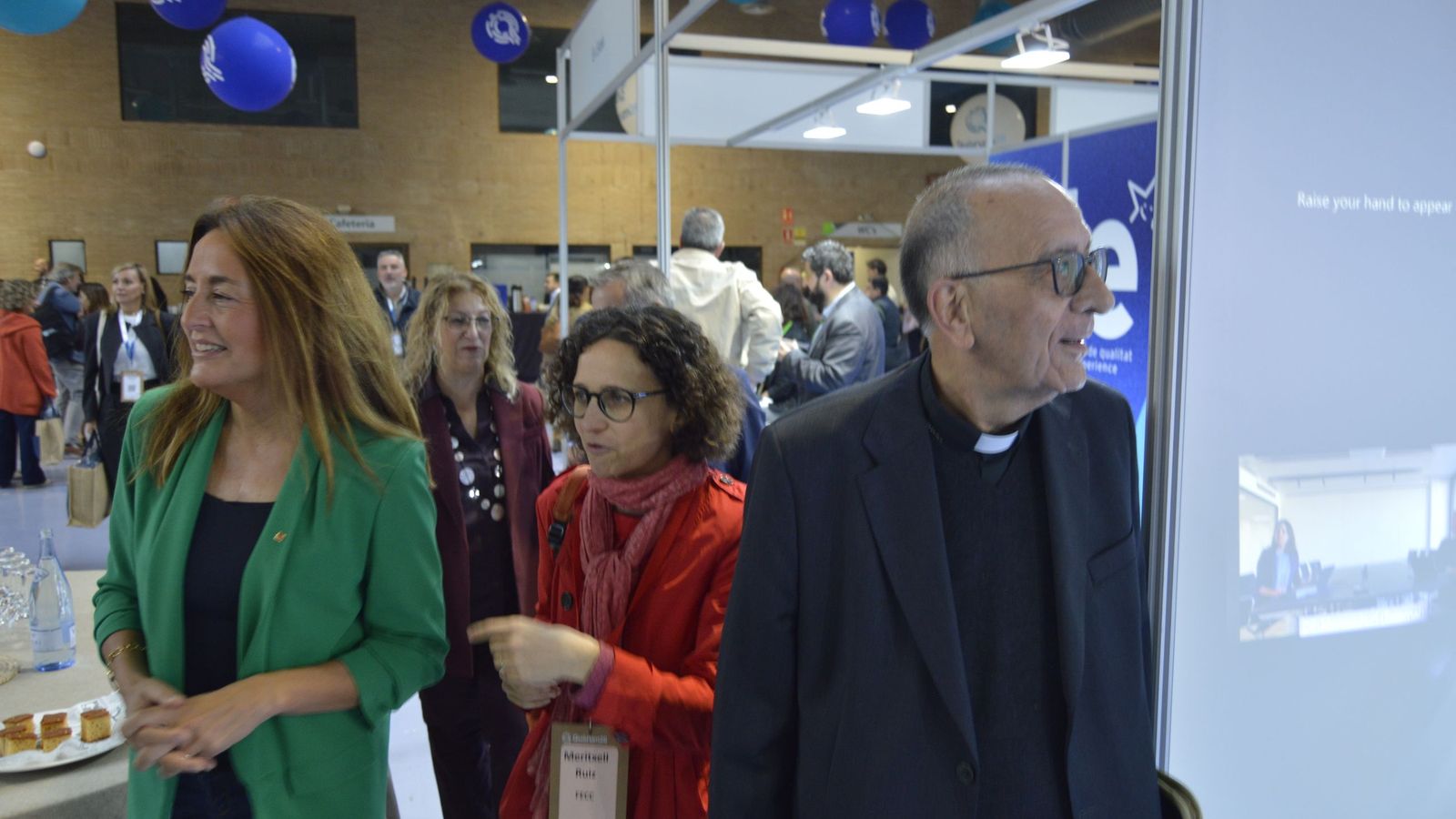Omella visita los estands del Quòrum26 antes del inicio del congreso y saluda a varios profesionales de la escuela cristiana reunidos en el Palacio Ferial y de Congresos de Tarragona.