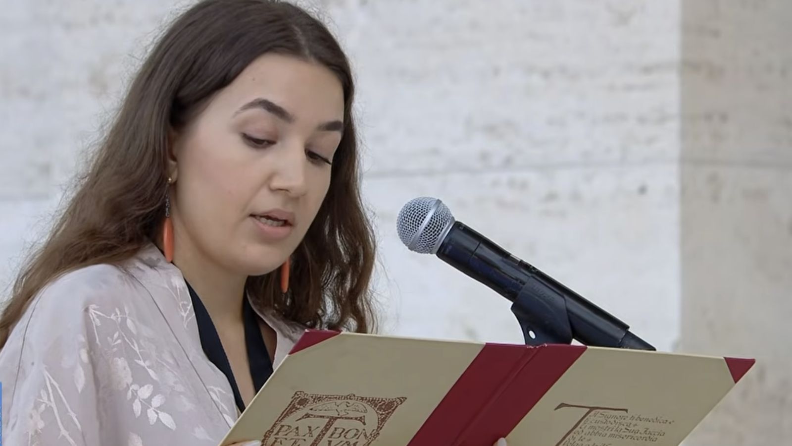 Una joven formula una pregunta al Papa en el en cuentro de Asís