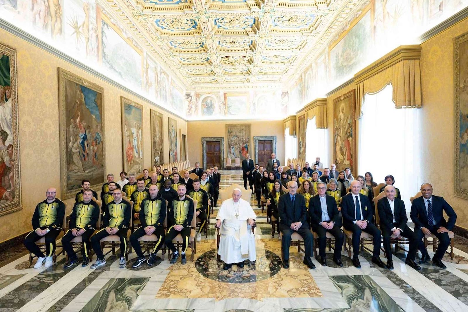El Papa Francisco con integrantes de la Selección de  Fútbol del Vaticano