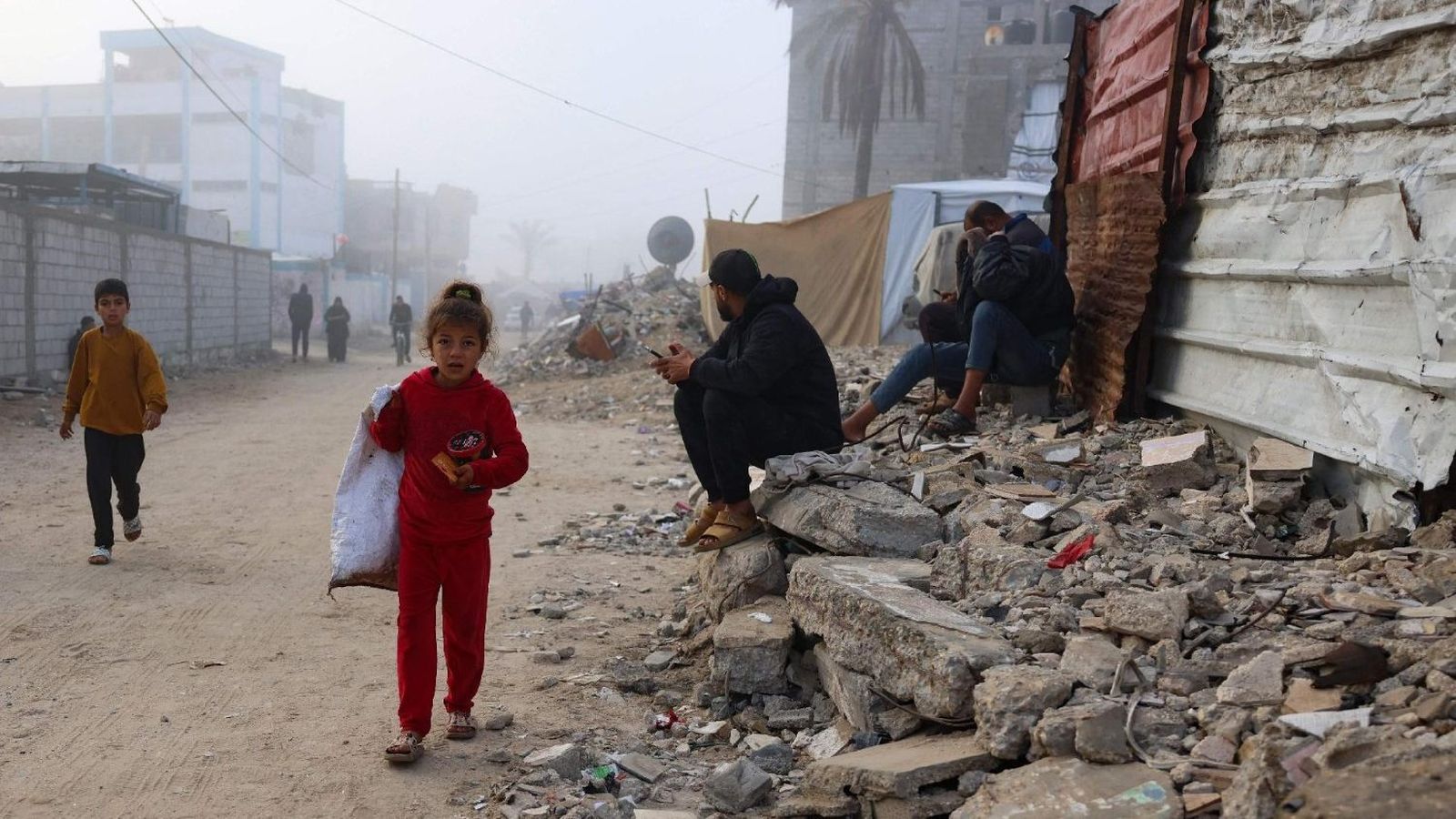 Una niña camina por Khan Yunis