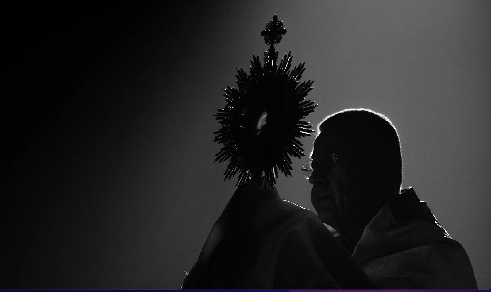 Silueta de un sacerdote