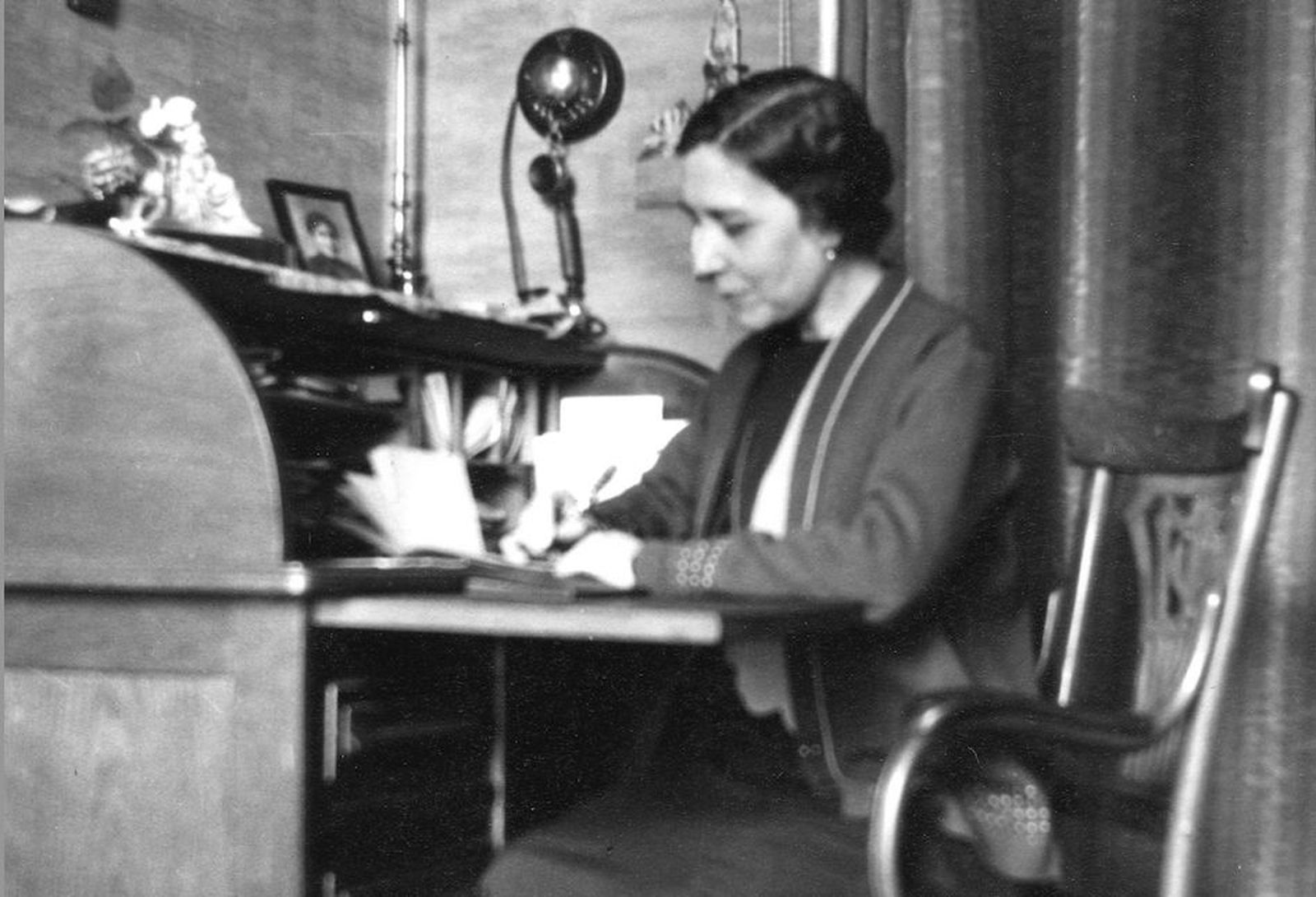 Josefa Segovia en su escritorio