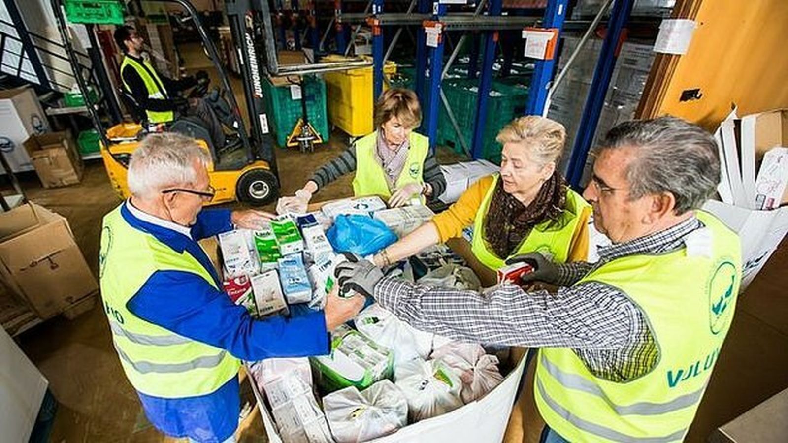 Voluntarios de un banco de alimentos