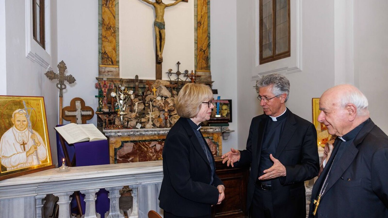 Sarah Mullaly, con el arzobispo Vincenzo Paglia en la sede
