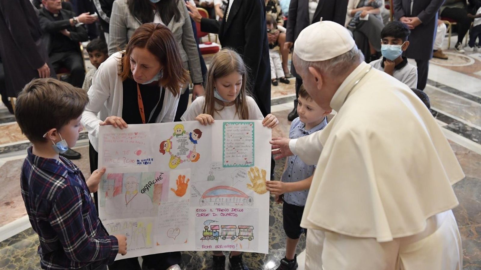 Francisco con madres y niños de la Fundación Arché