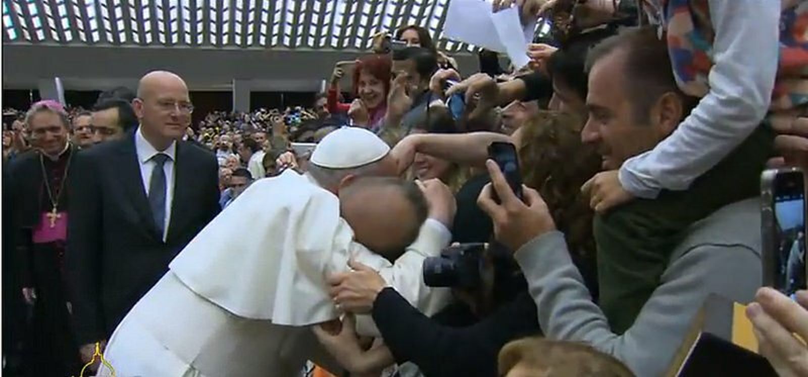 Francisco abraza a un peregrino en la audiencia