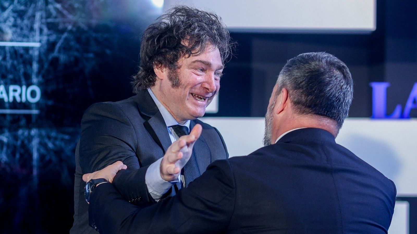 Milei se abraza a Abascal en el foro de La Razón