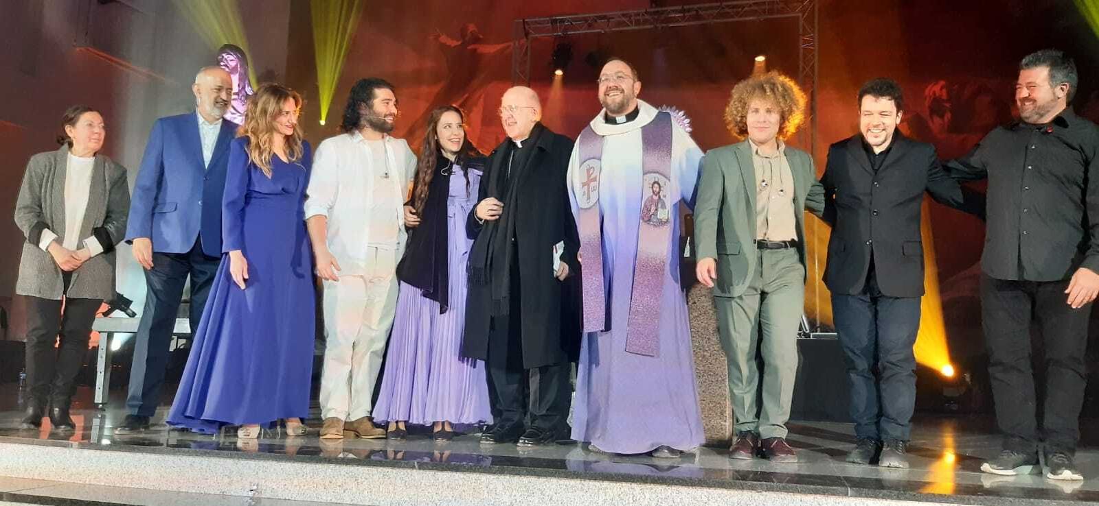 Osoro, con el elenco de Vía Crucis