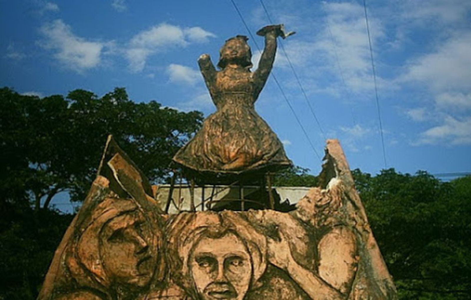 Monumento en conmemoración de las víctimas civiles del conflicto. El Salvador