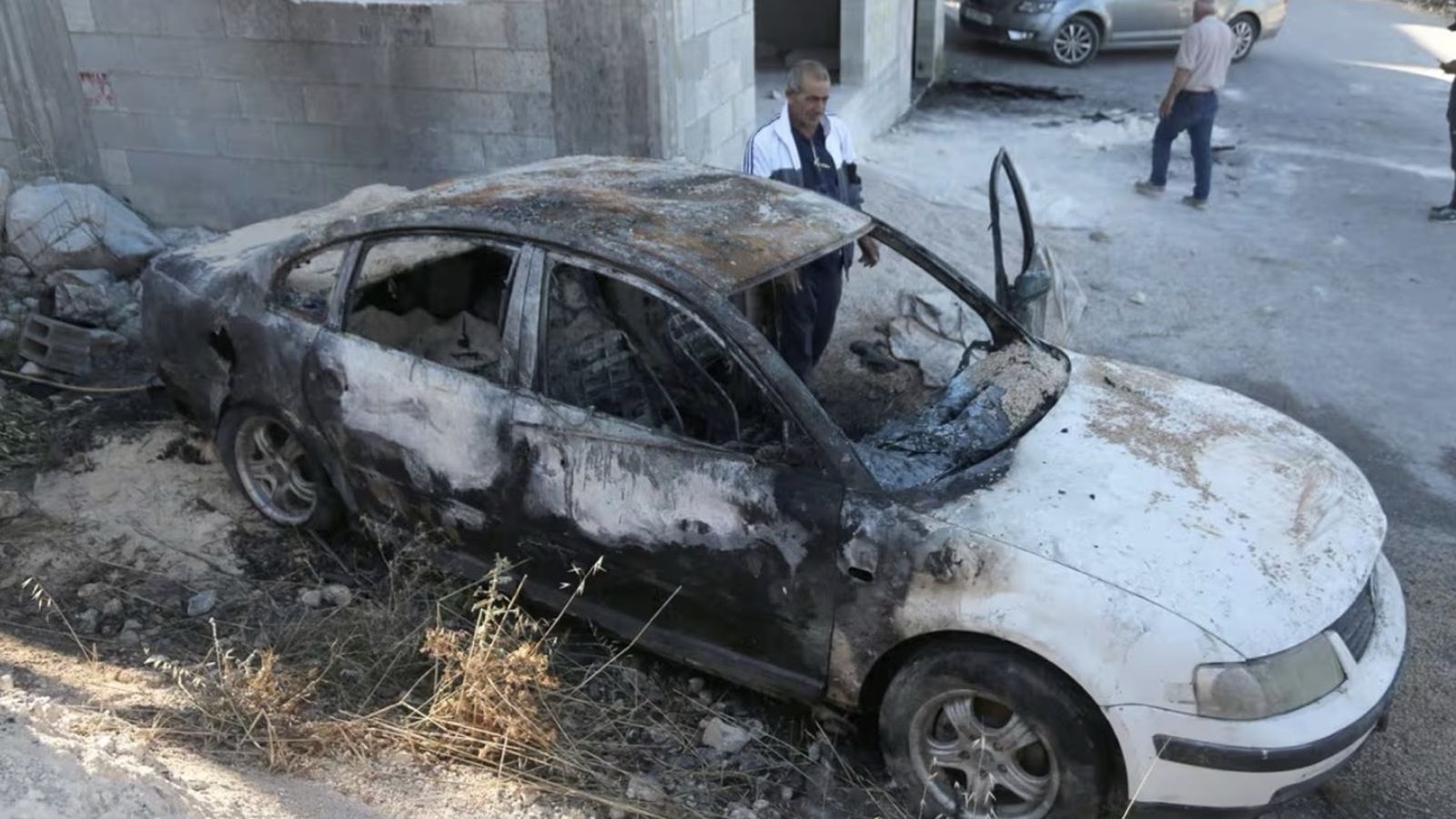 Un coche quemado por colonos israelíes en Cisjordania (archivo)