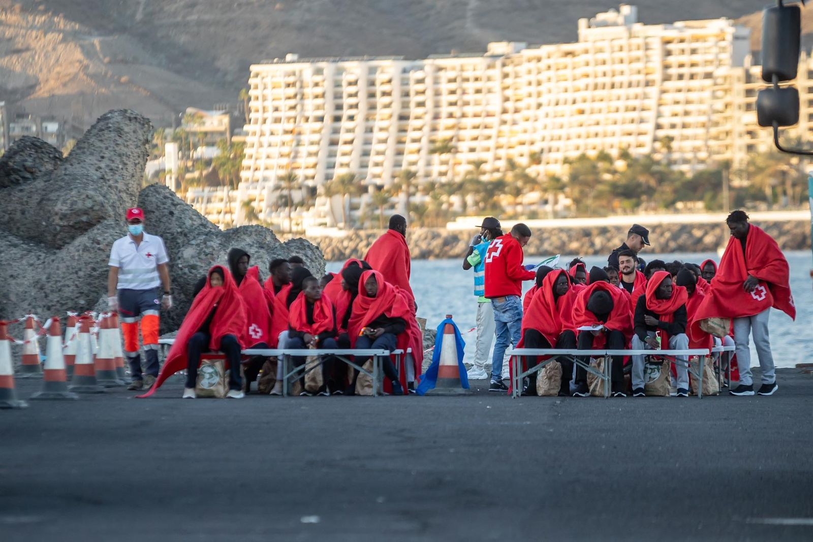 Varios migrantes son atendidos en Puerto de Arguineguín (Islas Canarias), el 29 de diciembre de 2024