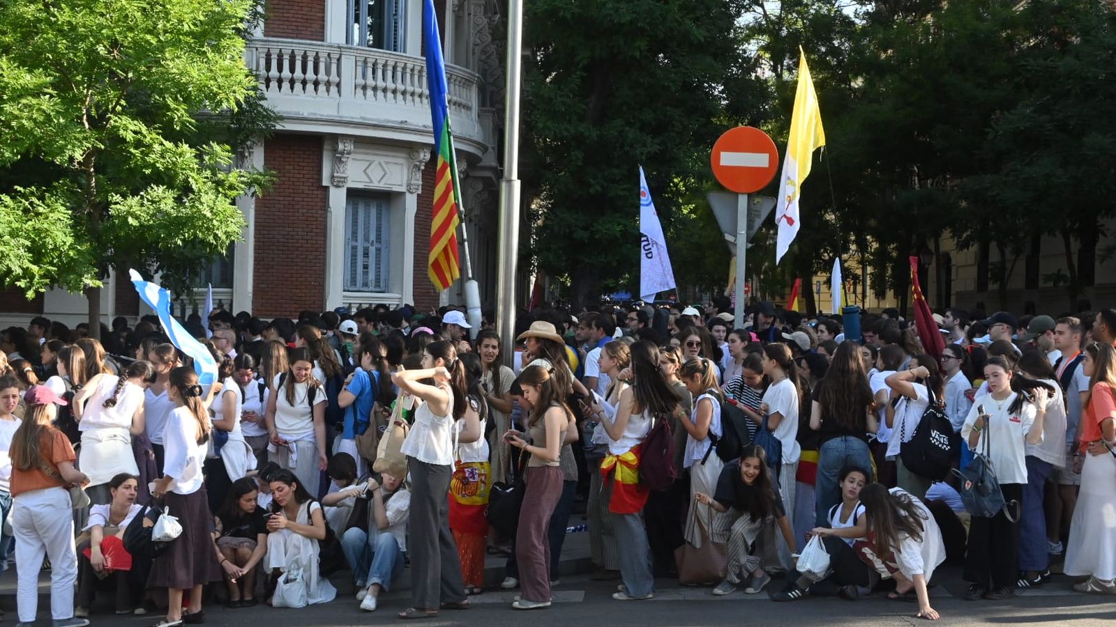 Fieles de distintos lugares del mundo esperan al Papa