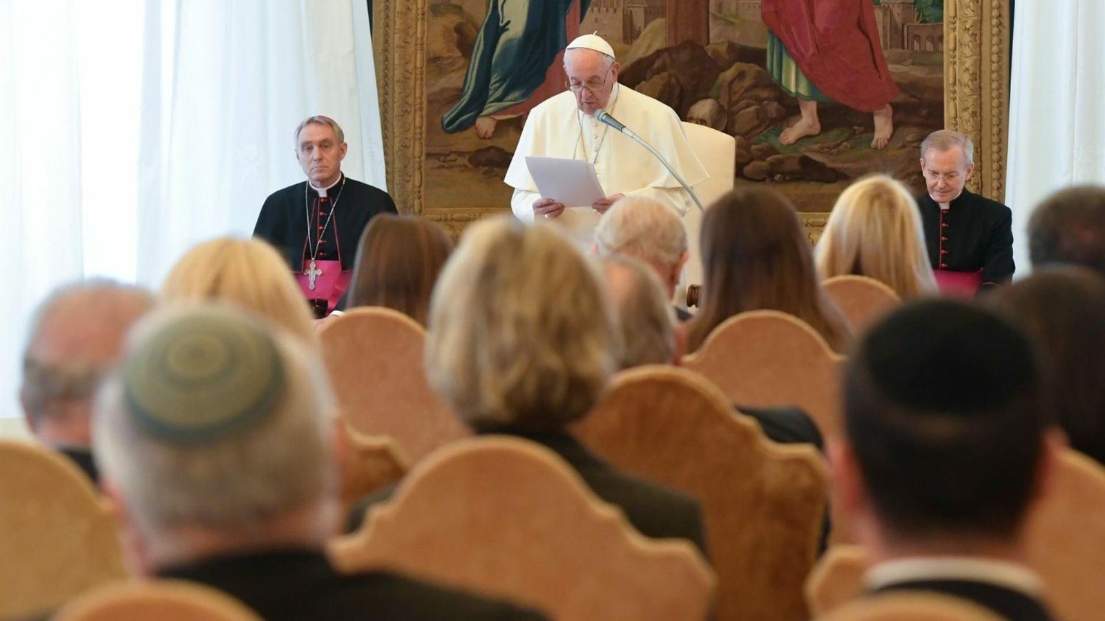 Francisco se dirige a la delegación del centro “Simon Wiesenthal"
