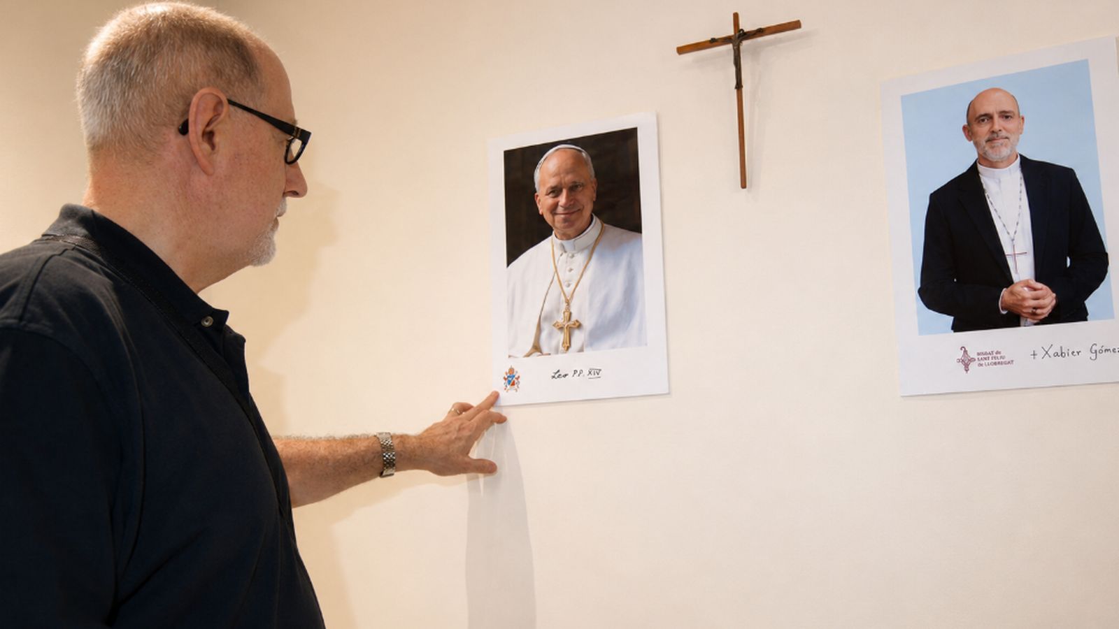 Las imágenes del Papa y del obispo Gómez, en el despacho de la capilla.