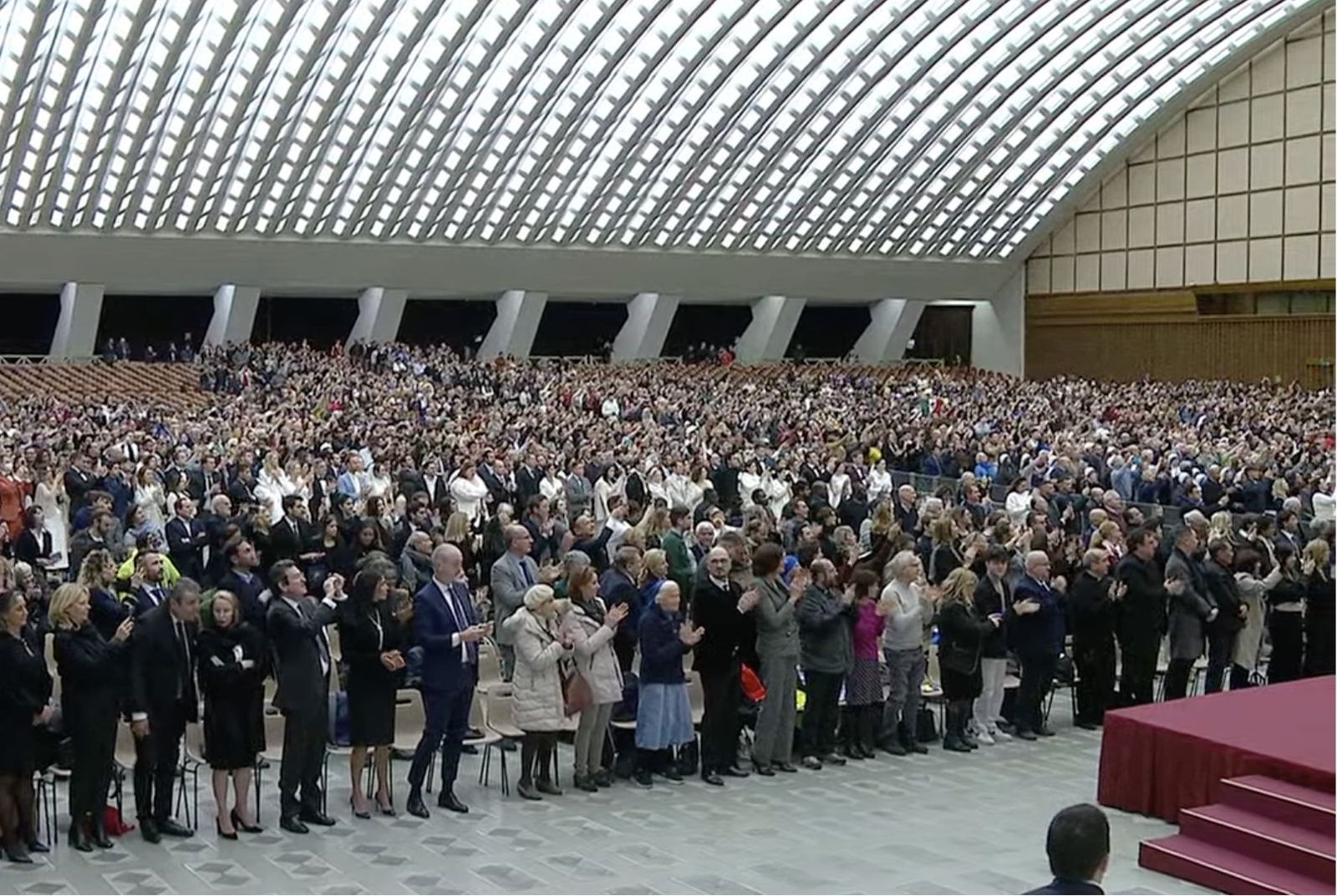 Los fieles reciben al Papa con un aplauso en la audiencia general