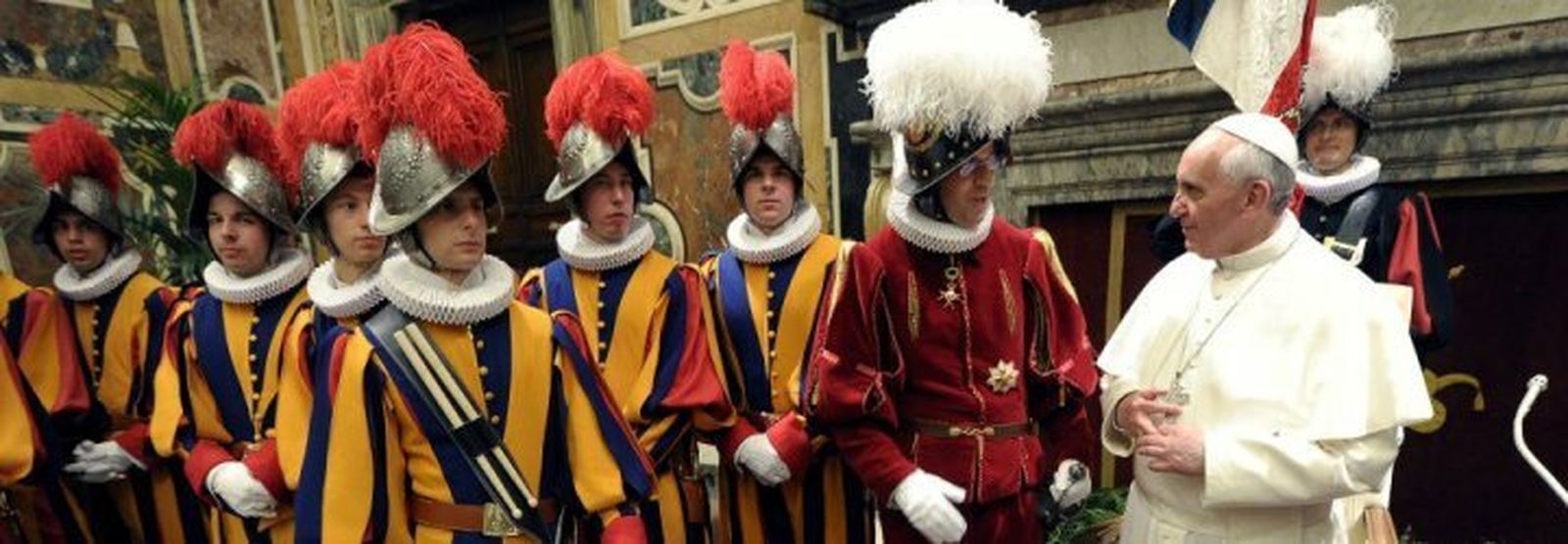 Francisco, con la Guardia Suiza