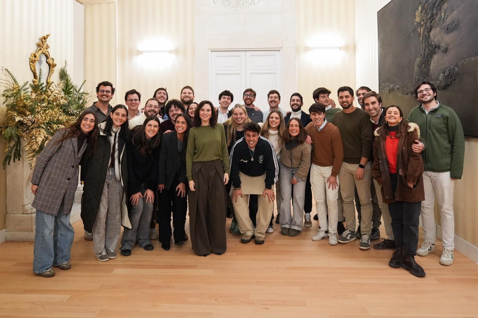 Ayuso, con Hakuna, en la Comunidad de Madrid