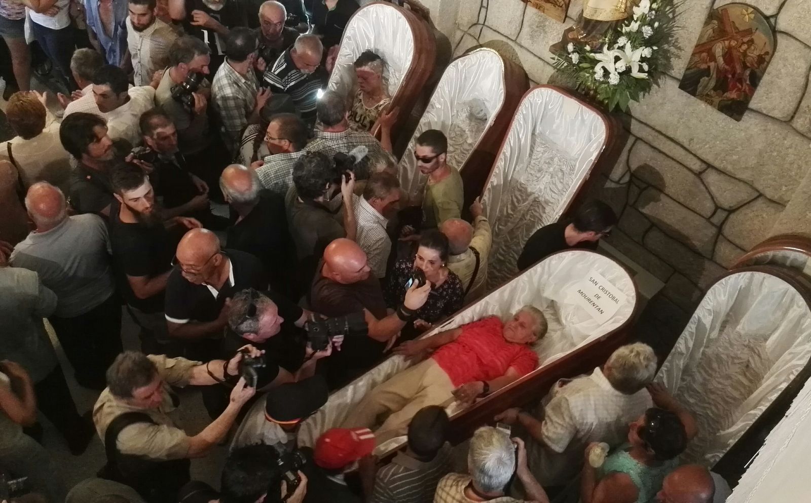 Devota en ataúd dentro de la iglesia al finalizar la procesión