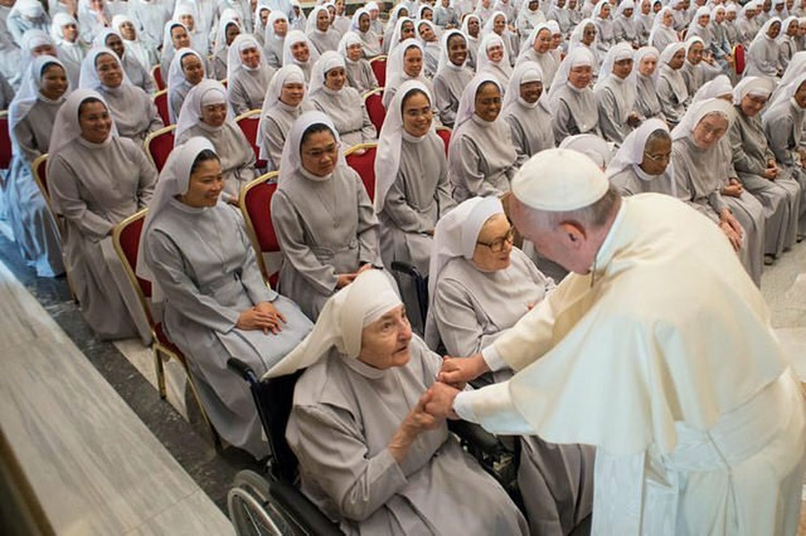 El Papa Francisco, con mujeres religiosas