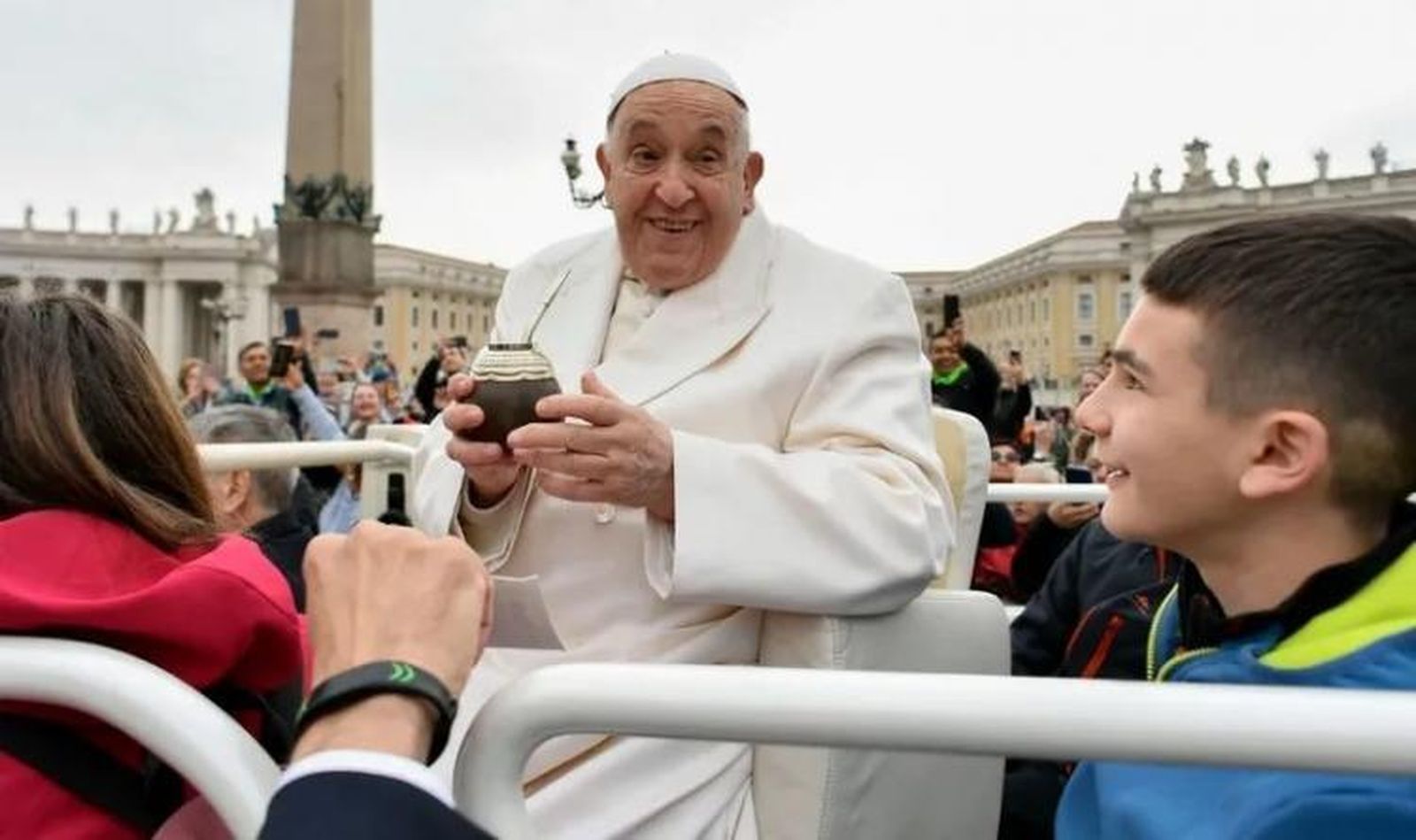 Papa Francisco bebiendo mate