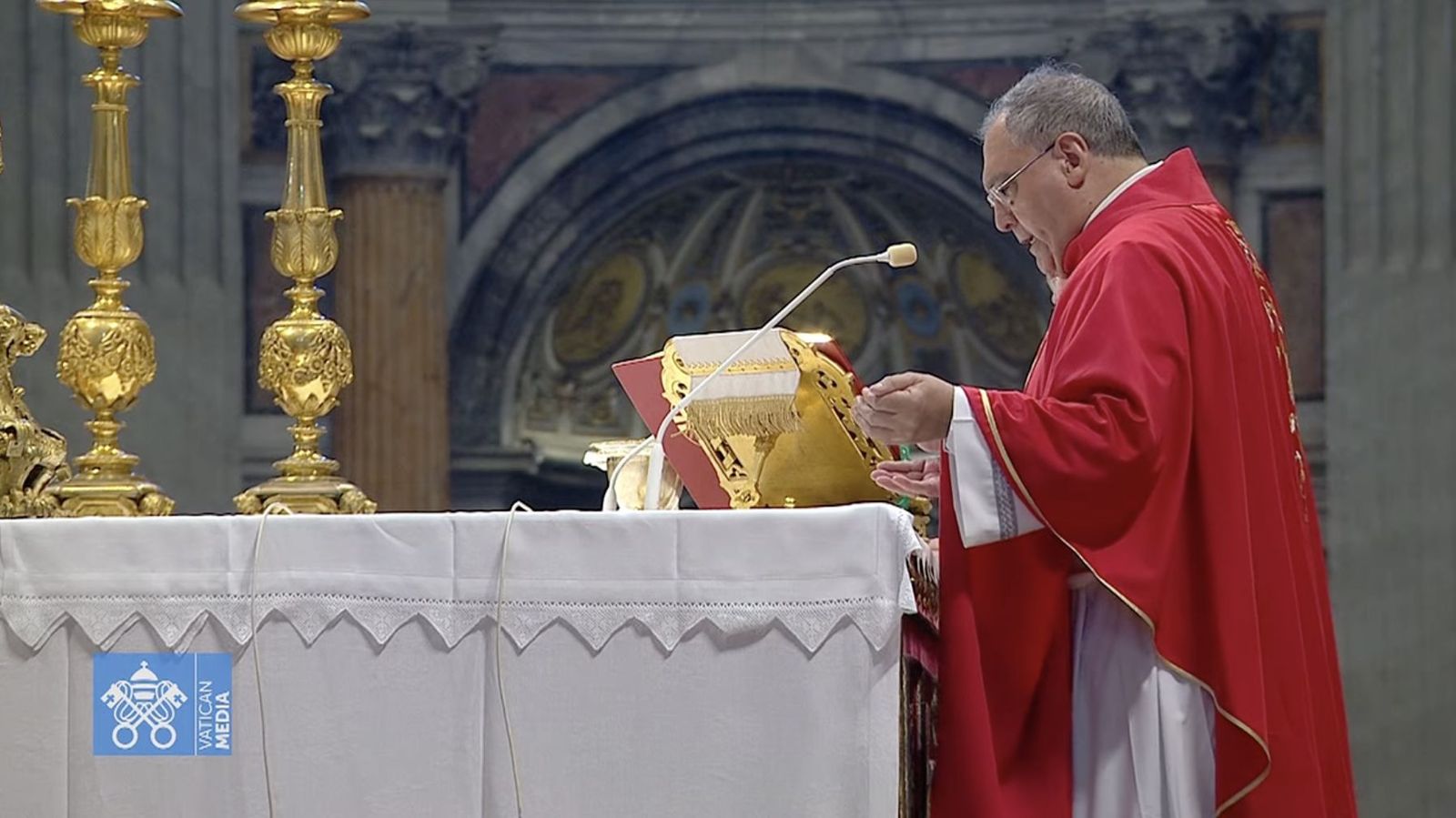 José María Gil Tamayo, durante la consagración