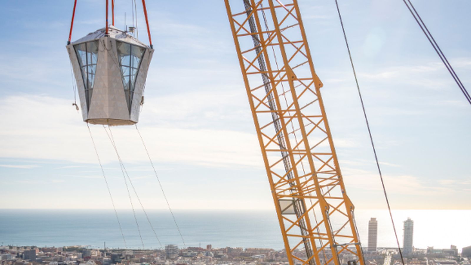 La culminación de la torre central convierte definitivamente el templo en la iglesia más alta del mundo y en el nuevo referente visual de la ciudad. |
