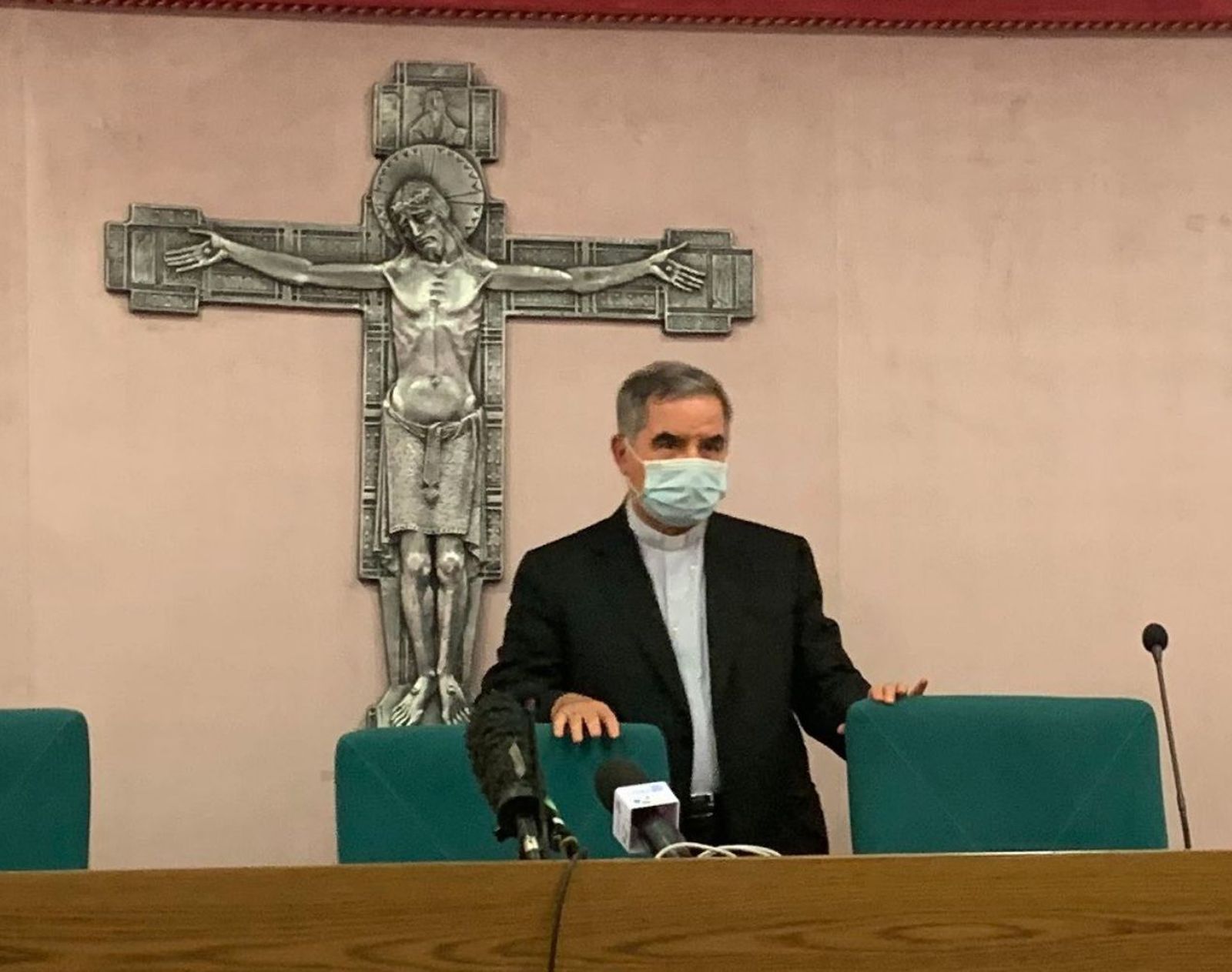 Becciu, en la rueda de prensa