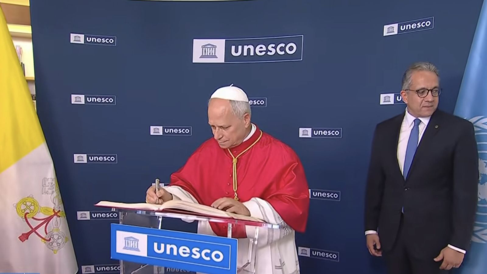 El Papa firma en el libro de honor de la Unesco