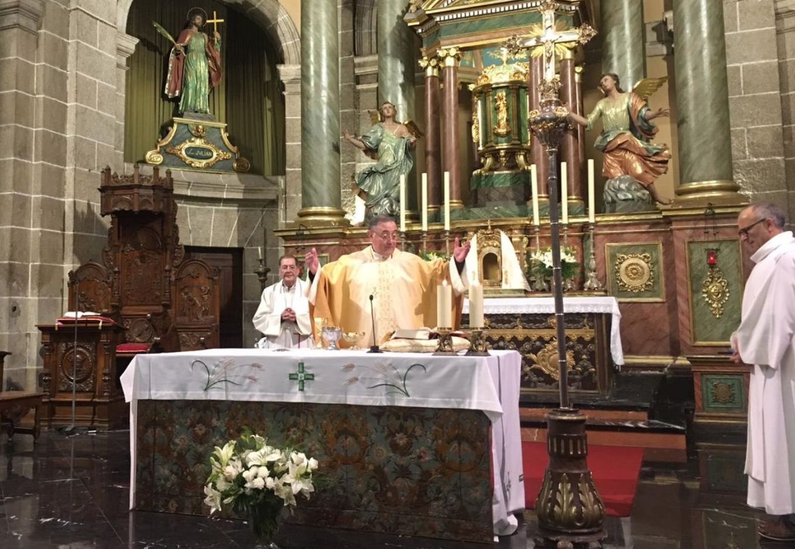 De las Heras celebrando misa