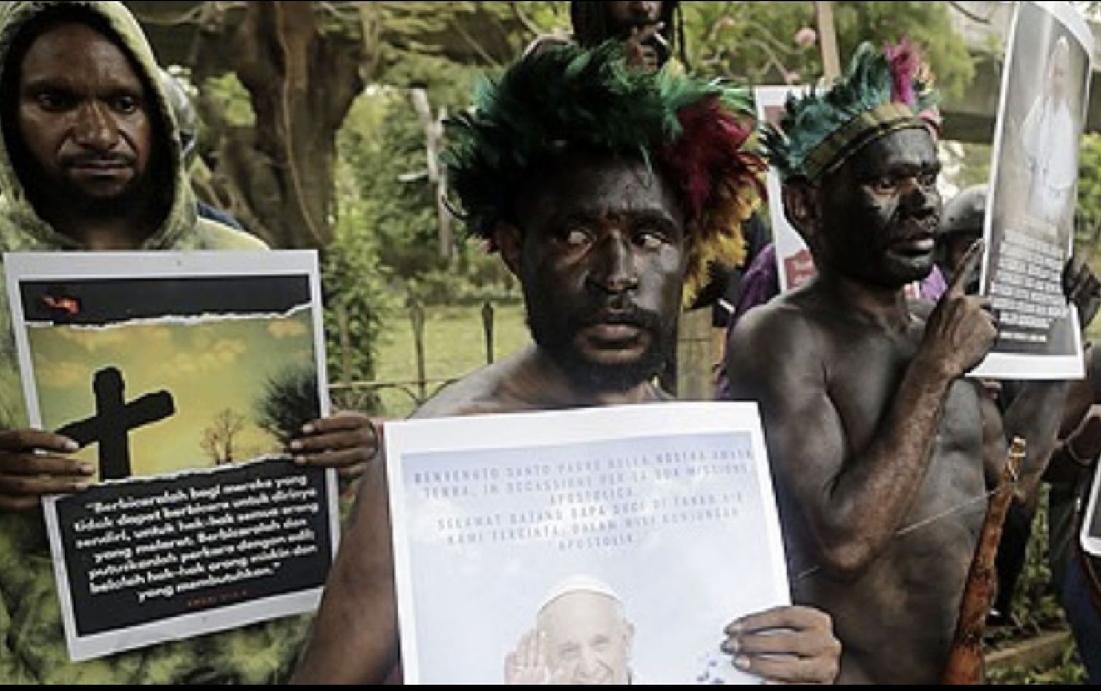 Indígenas papúes frente a Nunciatura en Yakarta Indonsia