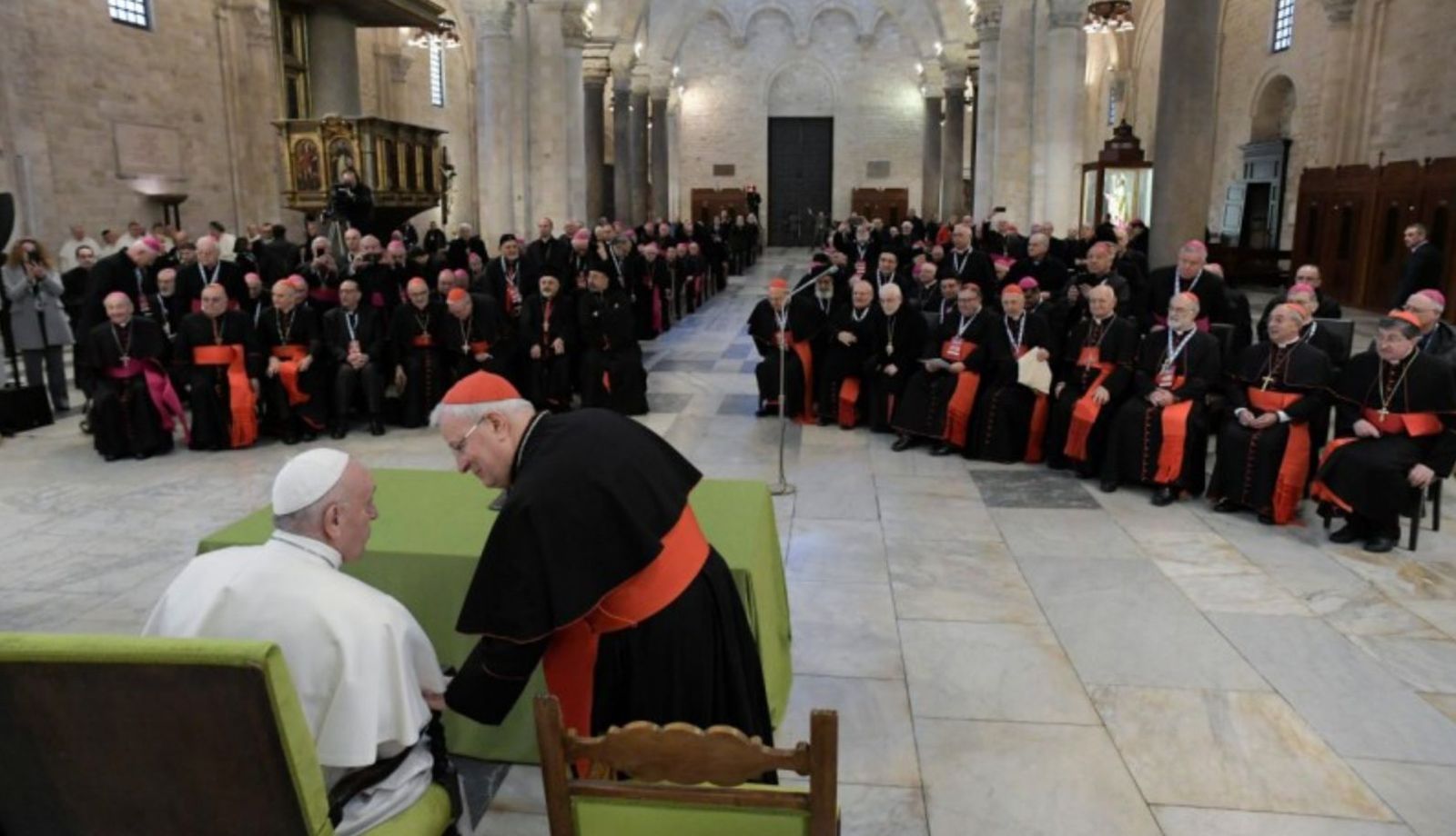 El Papa, con los obispos, en Bari