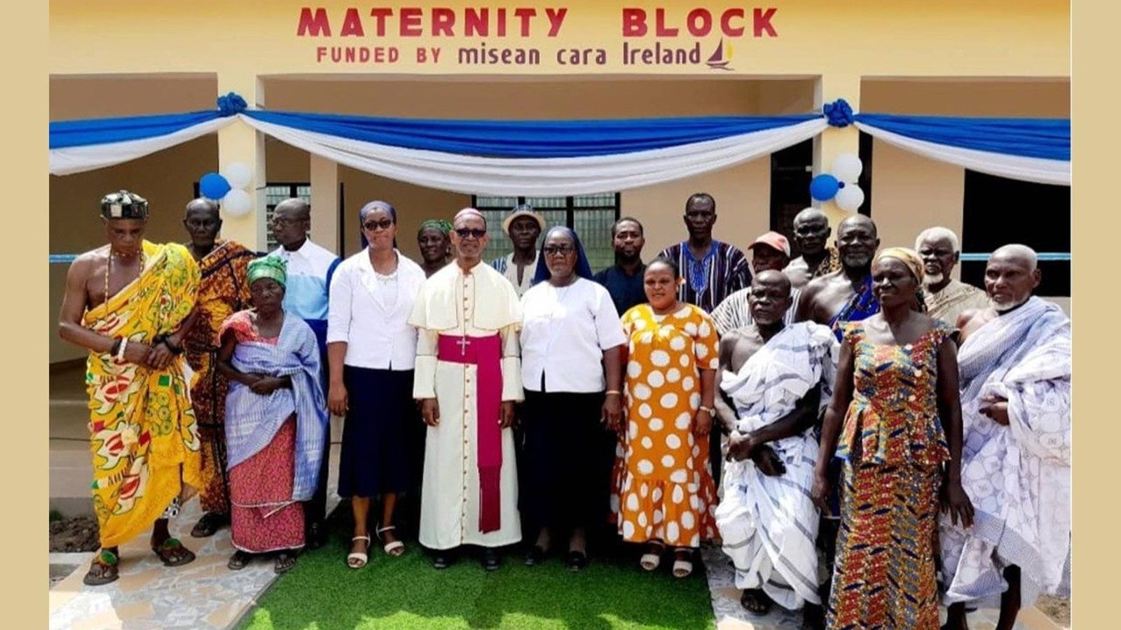 Las hermanas con el obispo John Alphonse Asiedu, los líderes y los ancianos de Amankwakrom