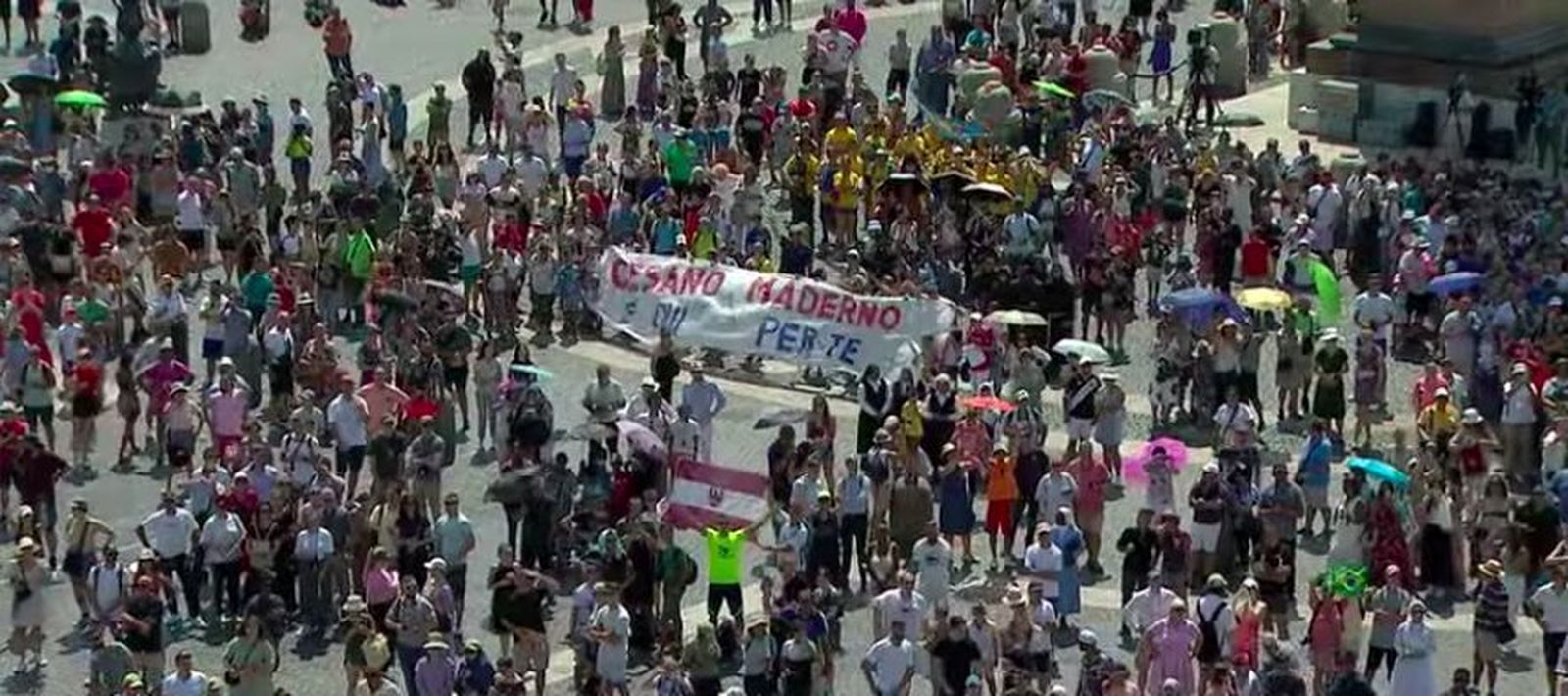 Fieles esperan al Papa en la plaza de San Pedro