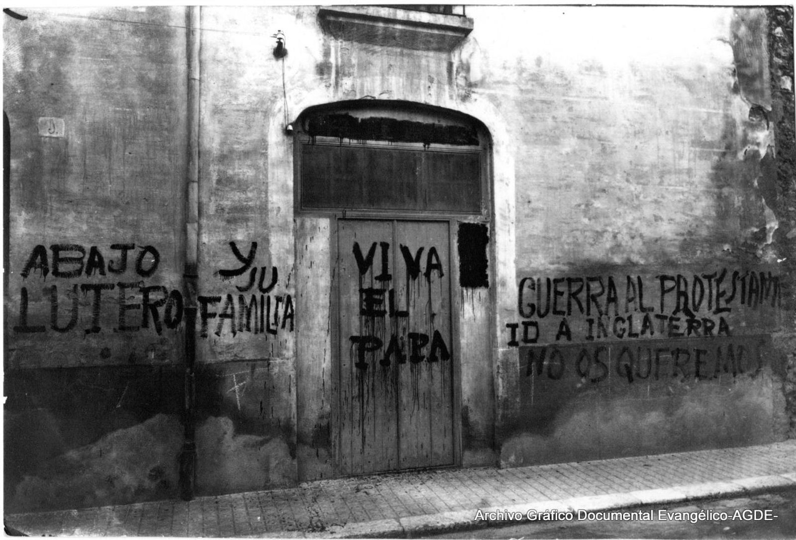 Pintadas en una comunidad protestante.